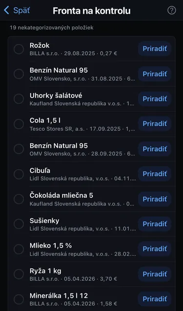 Fronta na kontrolu s 19 nekategorizovanými položkami, napríklad Rožok a Benzín Natural 95, každá s tlačidlom Priradiť